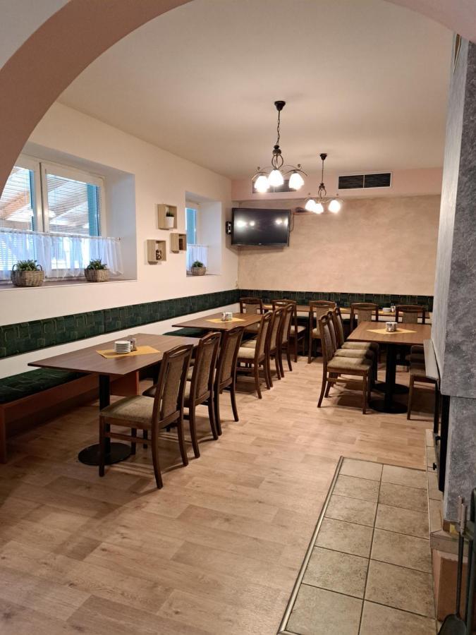 Penzion A Pizzerie Na Zalozne Kobylí Kültér fotó
